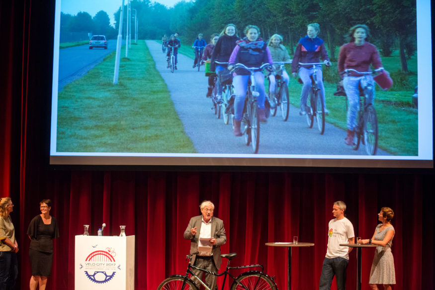 Kunstenaar Onno van Dokkum houdt een pleidooi voor een nationaal monument voor het fietsende schoolkind.