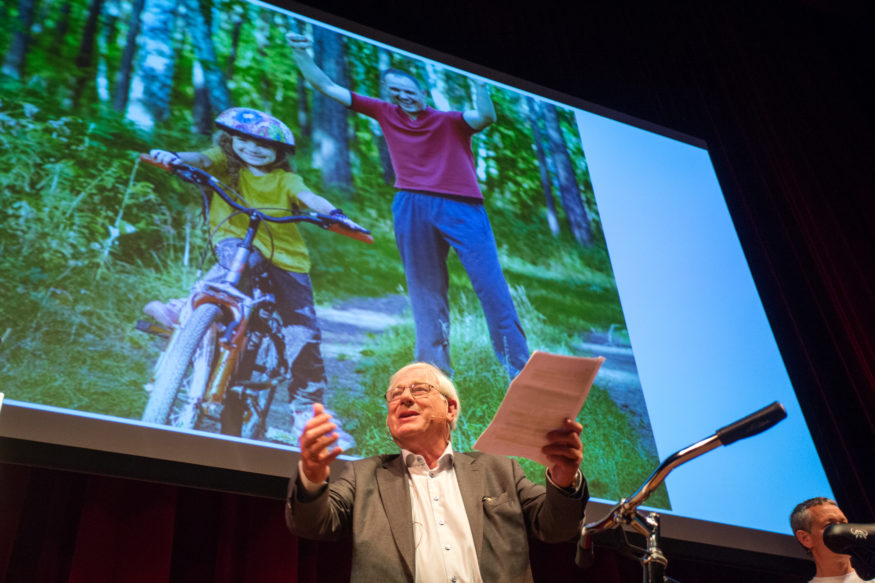 Kunstenaar Onno van Dokkum houdt een pleidooi voor een nationaal monument voor het fietsende schoolkind.