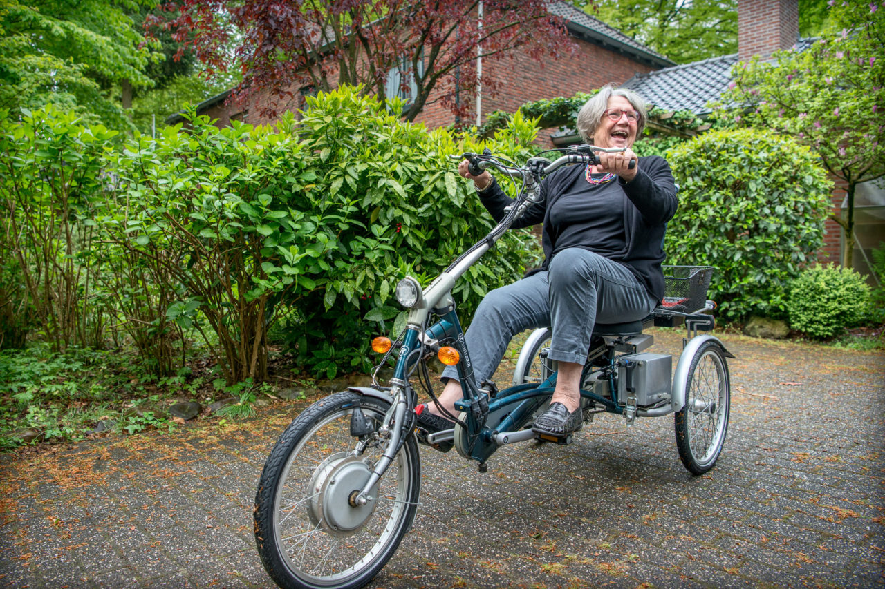 Vrouw op driewielfiets