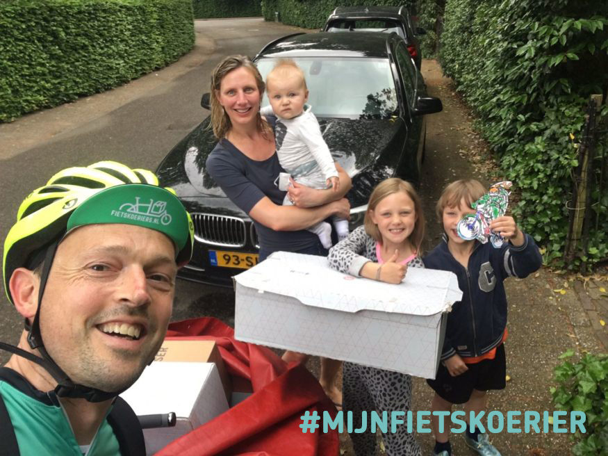 Fietskoerier bezorgt pakketje