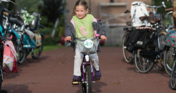 fietsendeschoolkind