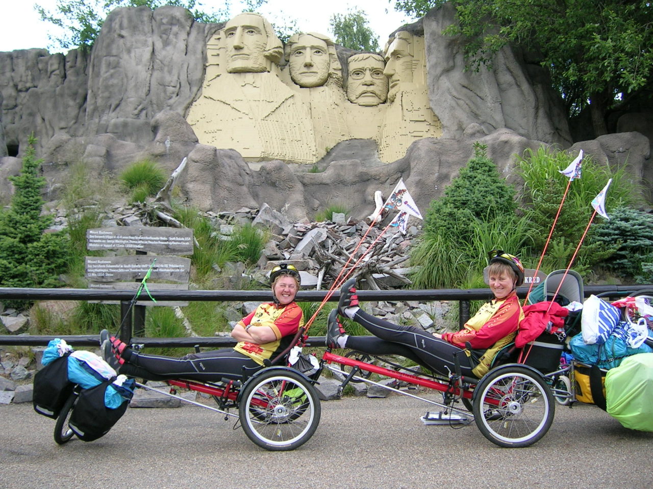 Nicole en Ingrid op ligfietsen