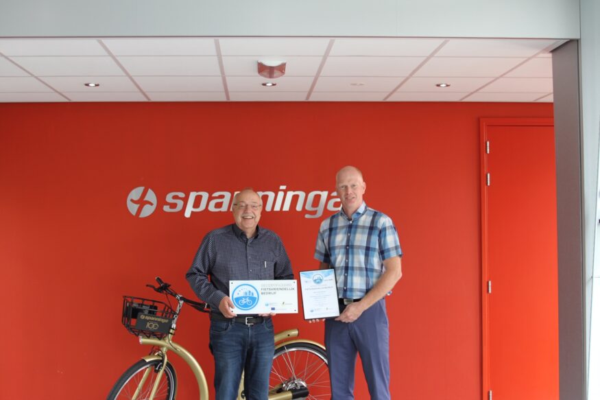 Deodaat Boer van de Fietsersbond (r) reikt het certificaat uit aan Feike Spanninga.