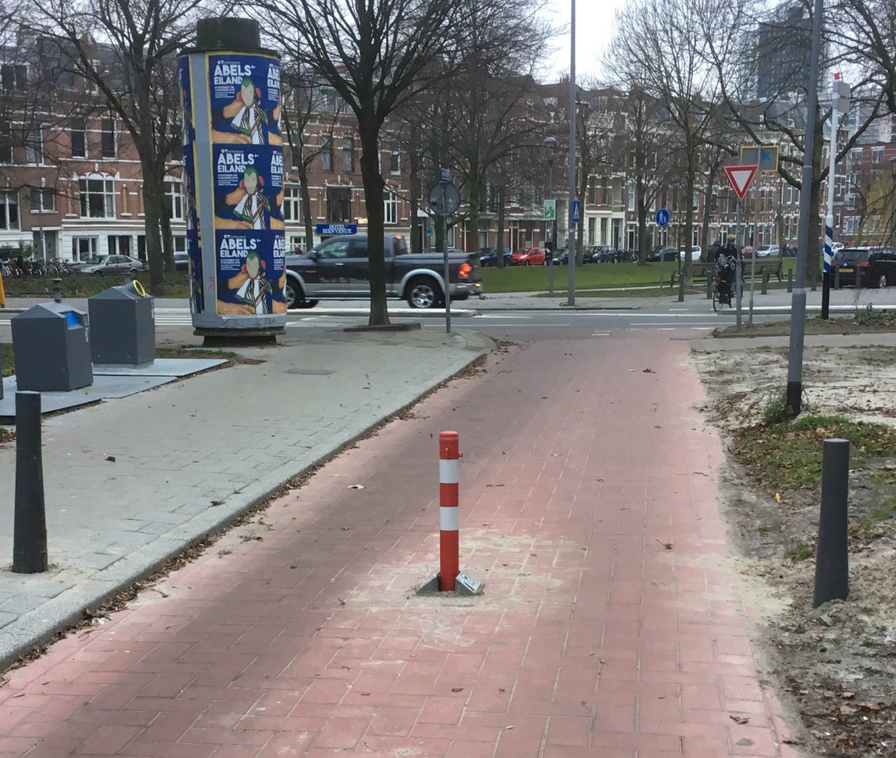 Gevaarlijk paaltje tussen de-Walenburgerweg en de Schepenstraat