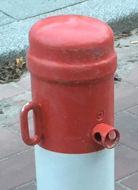 Gevaarlijk paaltje met scherpe uitsteeksels tussen walenburgerweg en schepenstraat