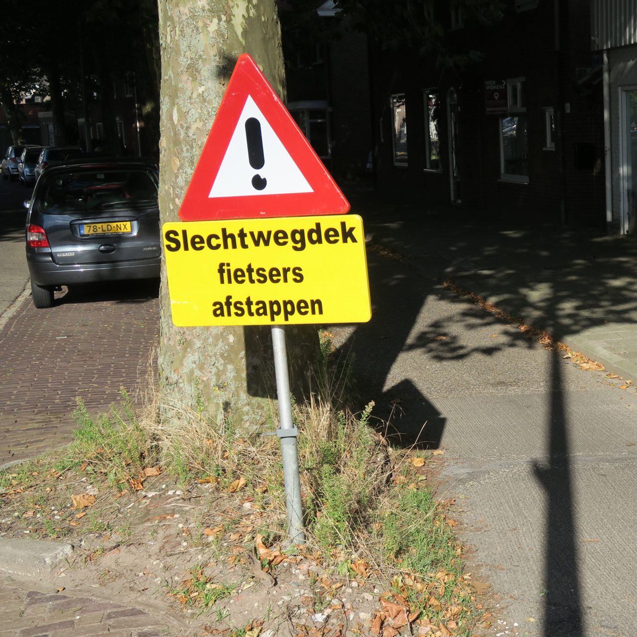 verkeersbord afstappen wegdek