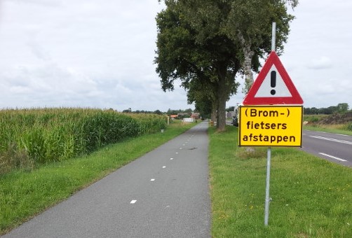 bromfietsers-afstappen