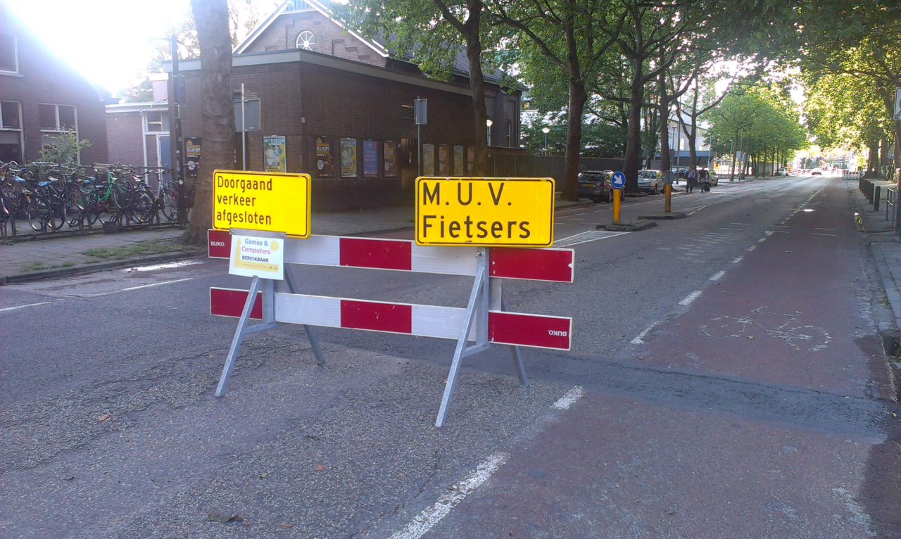 Als je toch bent doorgereden, blijkt dat je als fietser in de richting van de Willemsvaart kunt doorrijden.