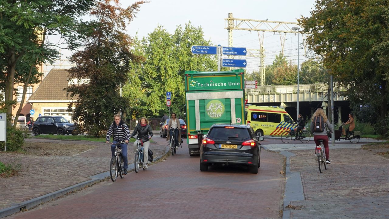 Fietsers wordt de pas afgesneden door tegemoetkomende (vracht)auto’s