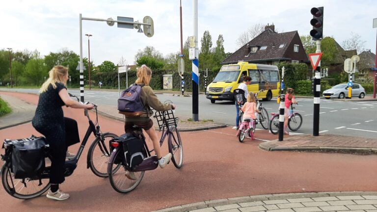 Fietsers bij de Blauwe Brug