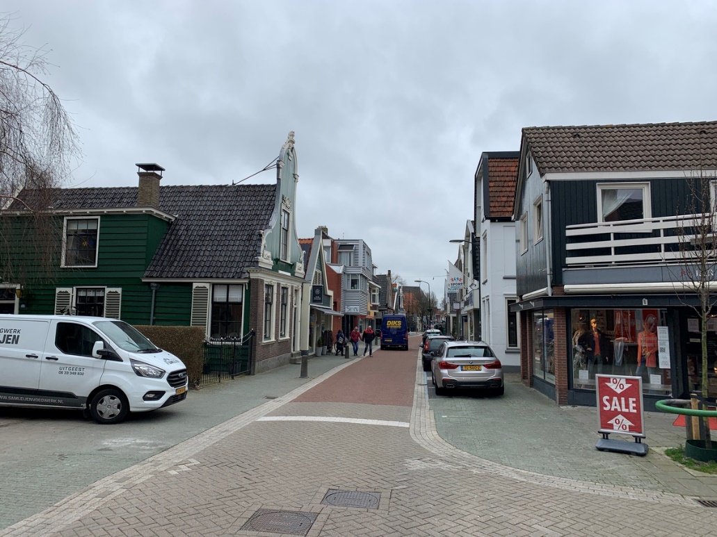 Foto van de Noorder en Zuiderhoofdstraat in Krommenie