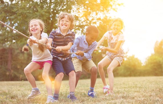 Gruppe Kinder beim Tauziehen