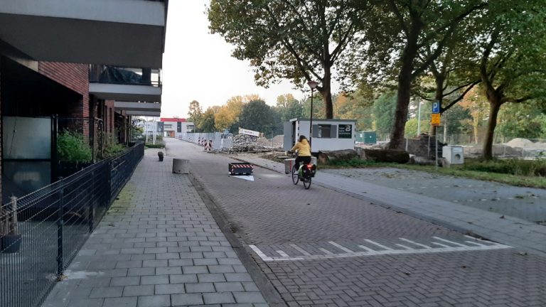 Fietser passeert bloembak op Edisonbaan